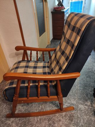 Mecedora madera azul y marrón