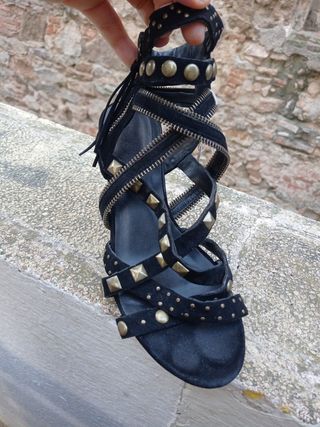 Sandalias cuña negras-doradas 42