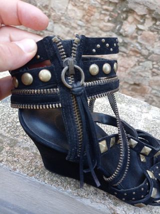 Sandalias cuña negras-doradas 42