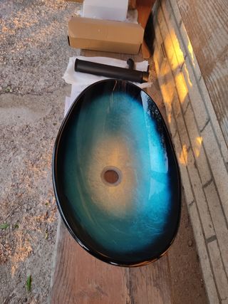 Lavabo de cristal azul y negro
