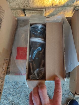 Lavabo de cristal azul y negro