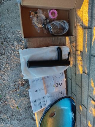 Lavabo de cristal azul y negro