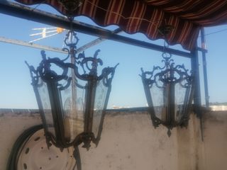 Pareja de faroles de techo en bronce y cristal