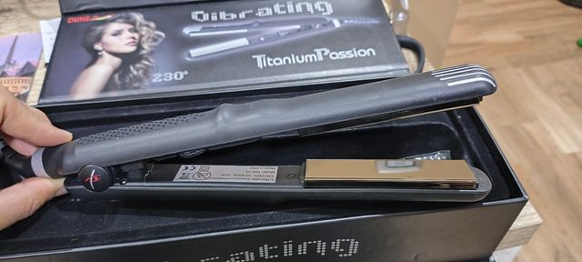 Piastra vibrante in titanio per capelli 