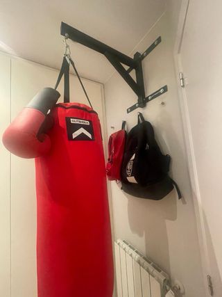 Saco boxeo guantes y soporte pared
