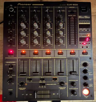 Mezclador djm 600
