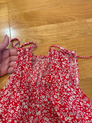 Vestido largo rojo con flores blancas