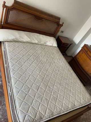 2 mesitas y cama antiguas. de nogal. hecho a man.