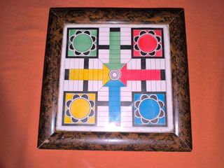 Parchís antiguo de madera.
Mide 21×21