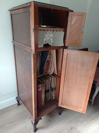 Gramola antigua de madera