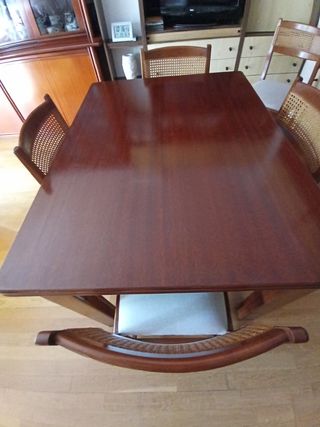 Librería, mesa y sillas de salón