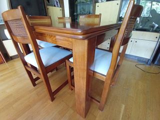 Librería, mesa y sillas de salón