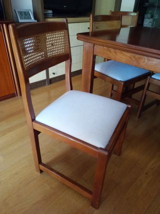 Librería, mesa y sillas de salón