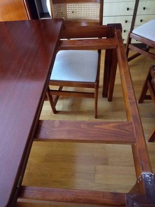 Librería, mesa y sillas de salón