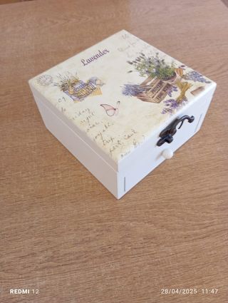 Joyero de madera con espejo.