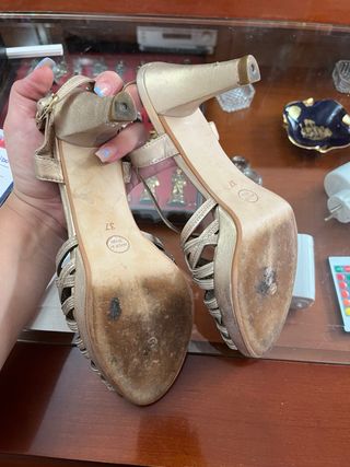 Zapatos tacón dorados fiesta