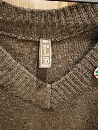 Jersey con el cuello de pico marrón - Bershka