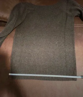 Jersey con el cuello de pico marrón - Bershka