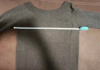 Jersey con el cuello de pico marrón - Bershka