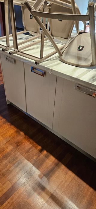 Tavolo da cucina con sgabelli