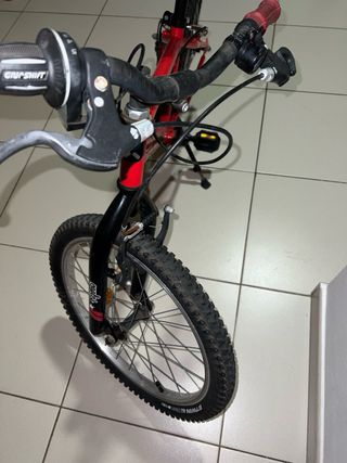 Bicicleta infantil Btwin 20" roja