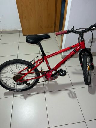 Bicicleta infantil Btwin 20" roja