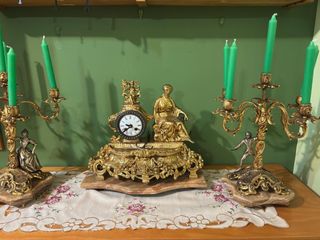 Reloj de bronce y marmol y candelabros