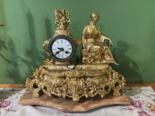 Reloj de bronce y marmol y candelabros