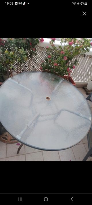 Mesa de cristal redonda de jardin.