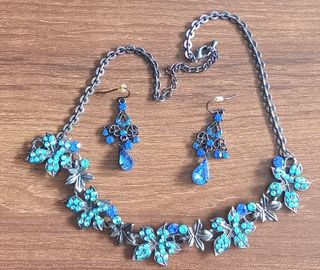 Collar y pendientes azul plata