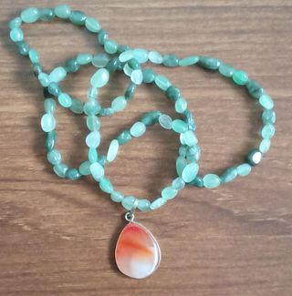 Collar piedras verdes & colgante naranja