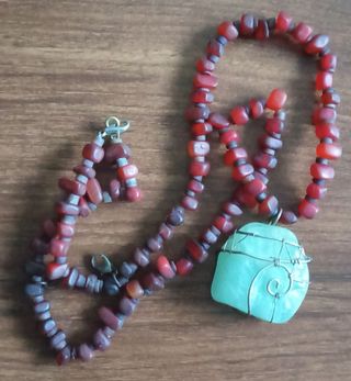 Collar rojo y turquesa