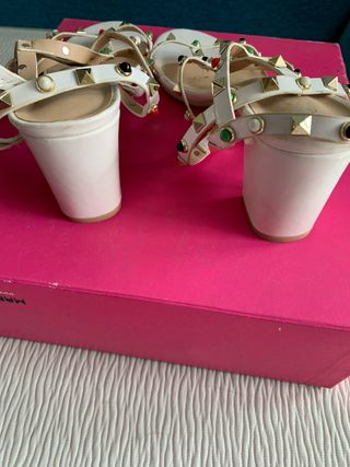 Sandalias rojas con tachuelas - Talla 39