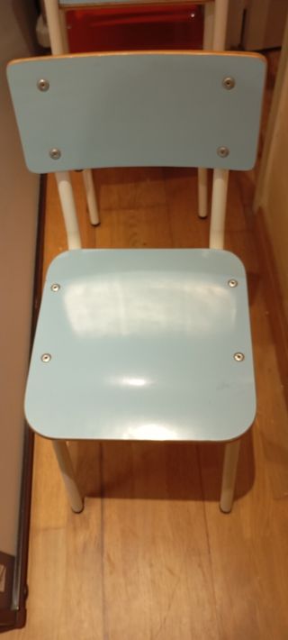 Sillas infantil de colores, metal y madera