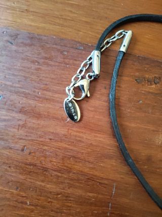Collar Lotus - cuero negro, plata