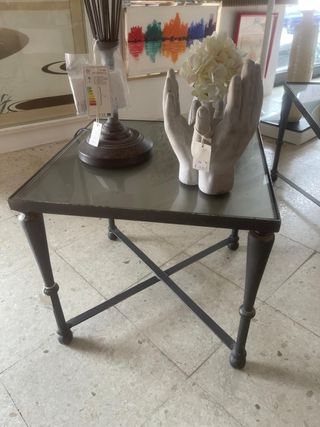 Mesa de hierro forjado y cristal