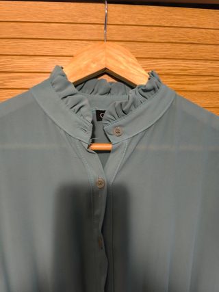 Vestido azul con volantes estilo romantico