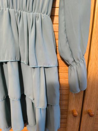 Vestido azul con volantes estilo romantico