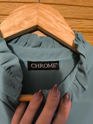 Vestido azul con volantes estilo romantico