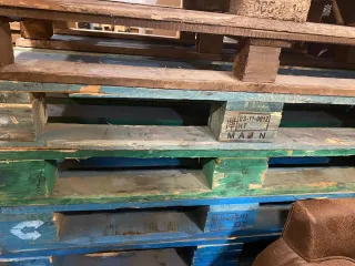 Solidario. Palés  120 × 80 × 15