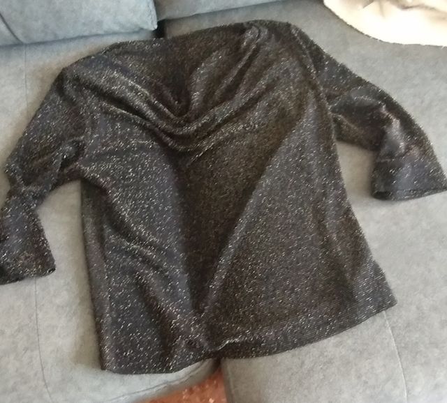 Top negro c/ hilo dorado