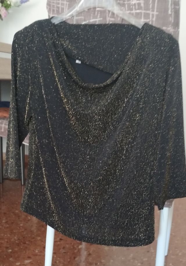 Top negro c/ hilo dorado