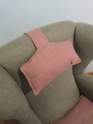 Butaca y puf tapizados verdey rosa