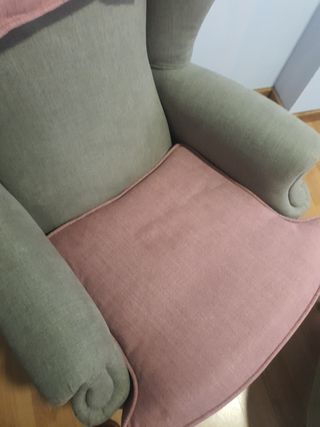 Butaca y puf tapizados verdey rosa