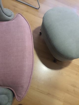 Butaca y puf tapizados verdey rosa