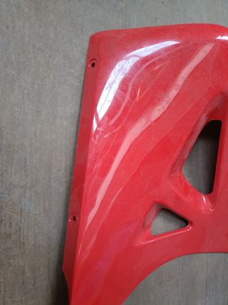 Tapa lateral derecha roja