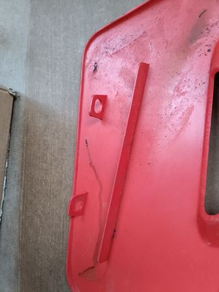 Tapa lateral derecha roja