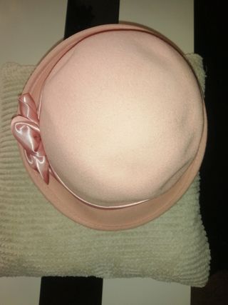 Sombrero rosa de paño.