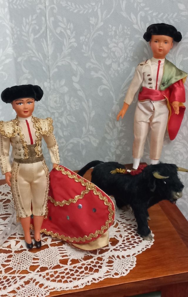 Muñecos toreros y toro vintage