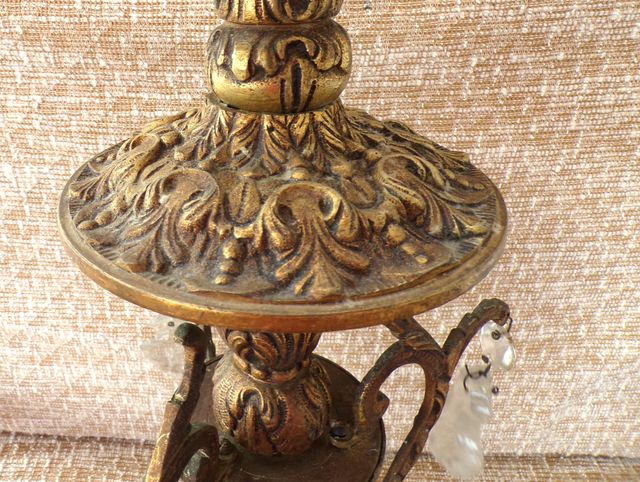 Lámpara lateral de latón con gotas de cristal